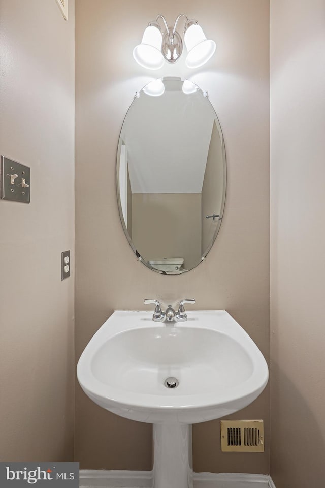 bathroom featuring sink