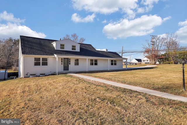 view of front of property featuring a front yard