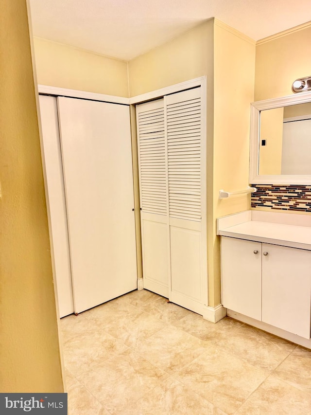 bathroom featuring ornamental molding