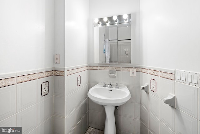 bathroom featuring tile walls