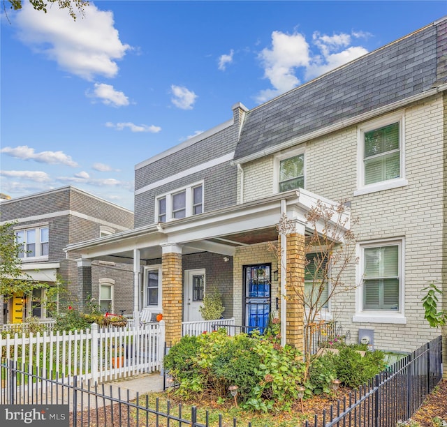 view of front of property featuring covered porch