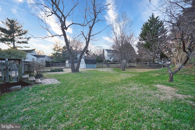 view of yard featuring a storage shed