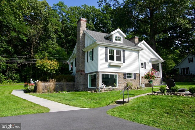 view of front of house with a front lawn