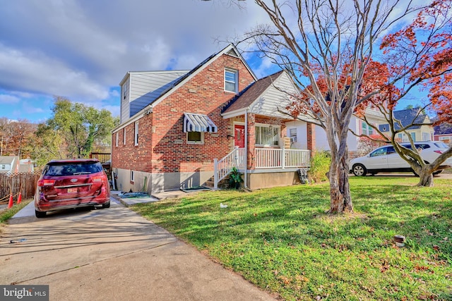 view of front facade with a front yard