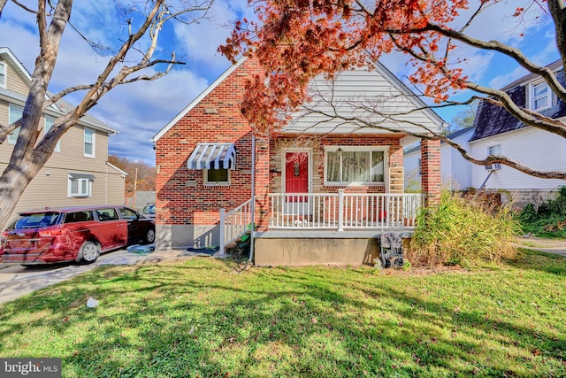 view of front facade with a front yard