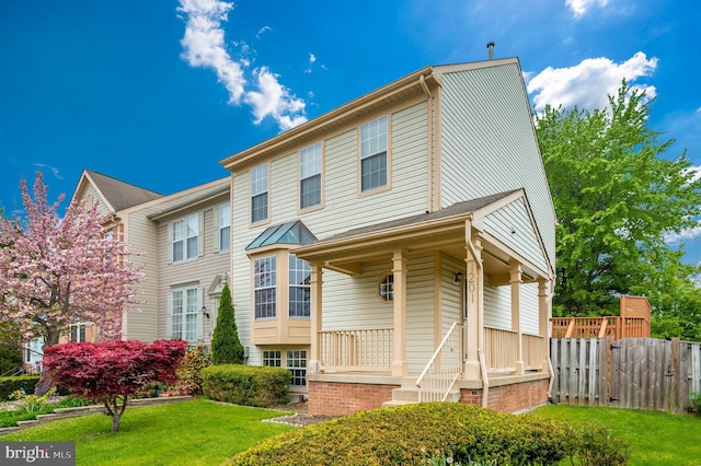 view of front of house featuring a front lawn