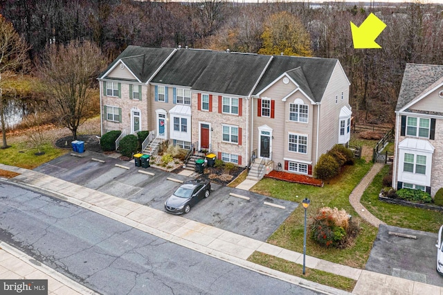 view of front of home featuring a front lawn