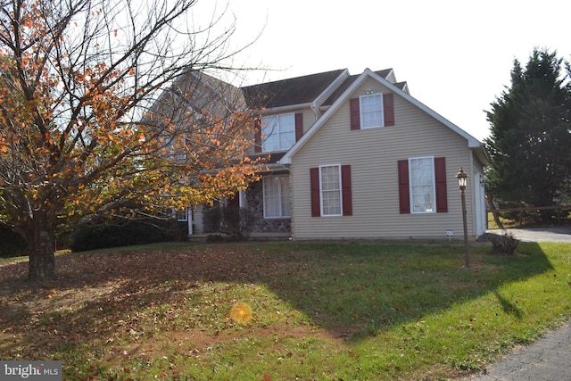 view of front of home featuring a front lawn