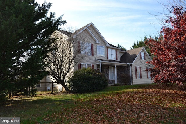 view of front of property featuring a front lawn