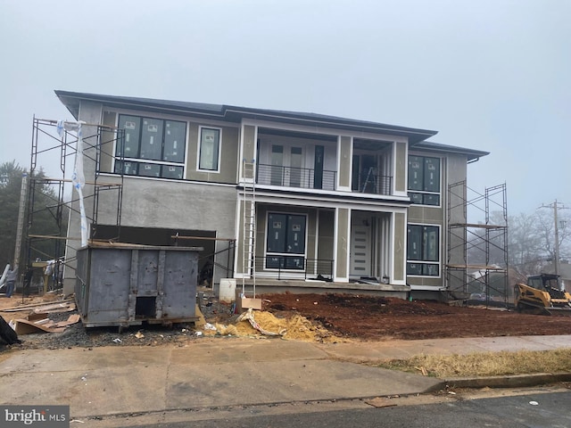 view of front of property featuring a balcony