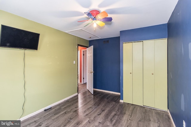 unfurnished bedroom featuring ceiling fan, a closet, and dark hardwood / wood-style floors