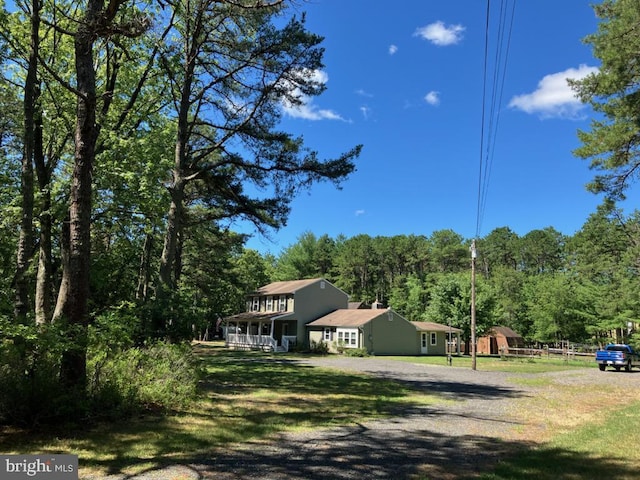 view of front facade featuring a front lawn