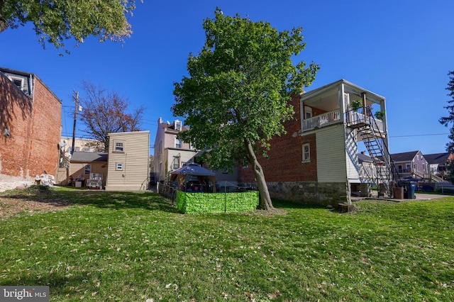 view of yard with a balcony