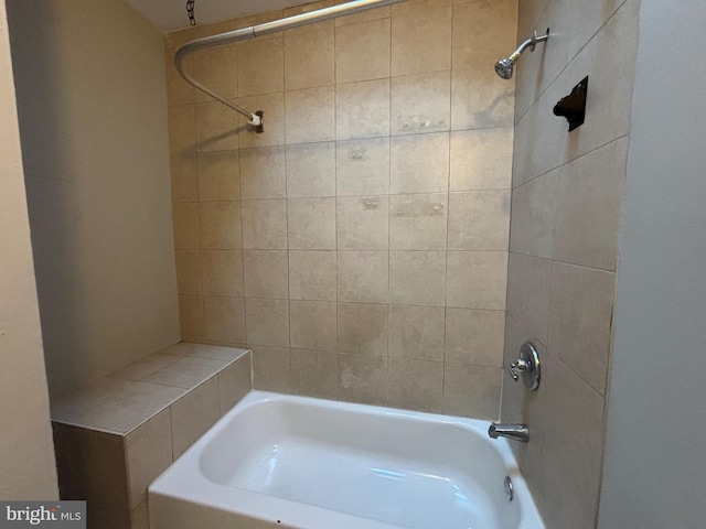 bathroom featuring tiled shower / bath