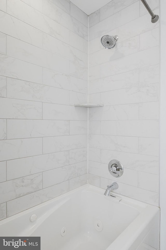 bathroom featuring tiled shower / bath combo