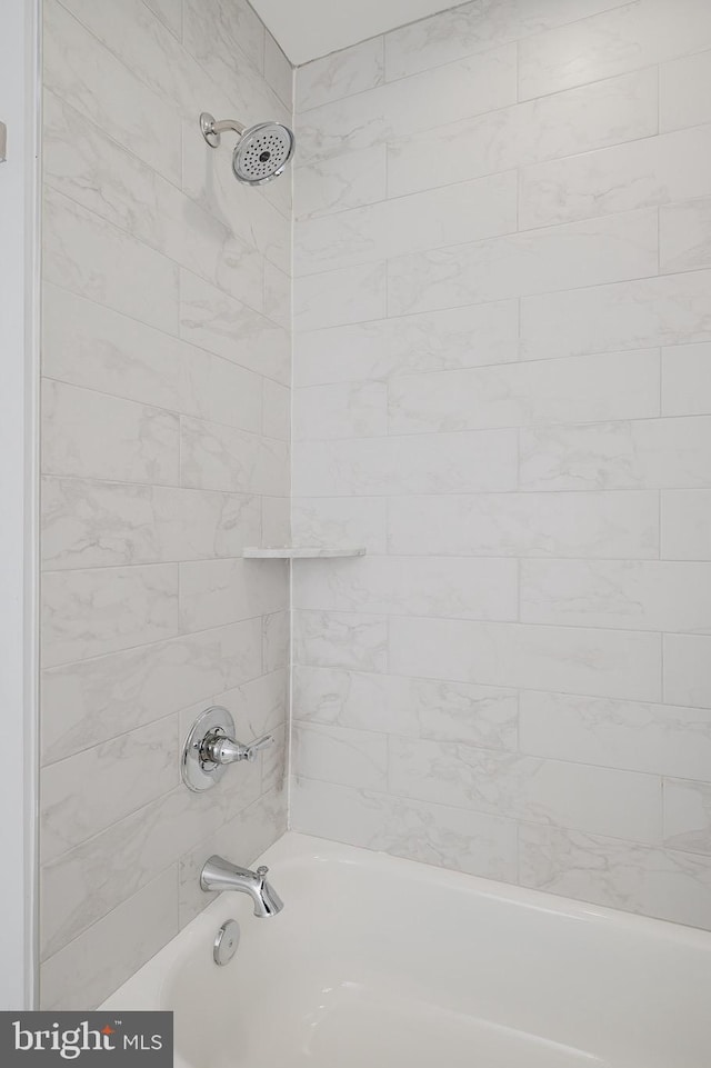 bathroom with tiled shower / bath combo