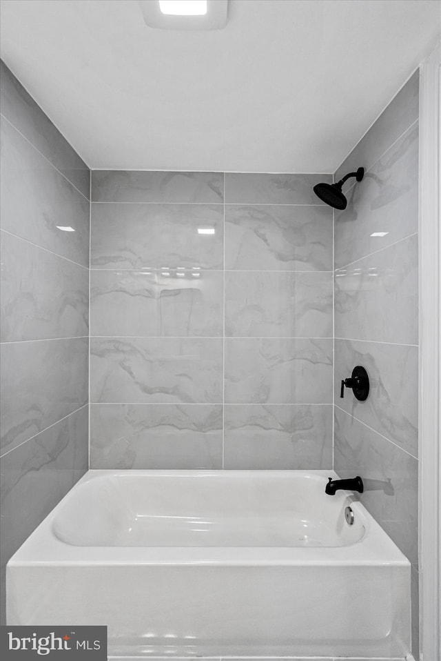 bathroom featuring tiled shower / bath combo