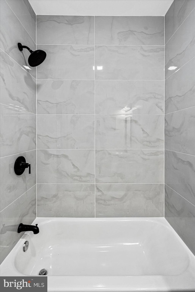 bathroom featuring tiled shower / bath combo