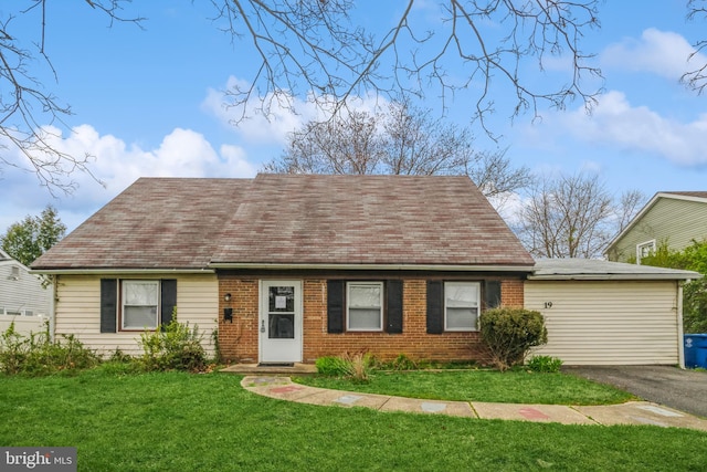 view of front of house featuring a front lawn