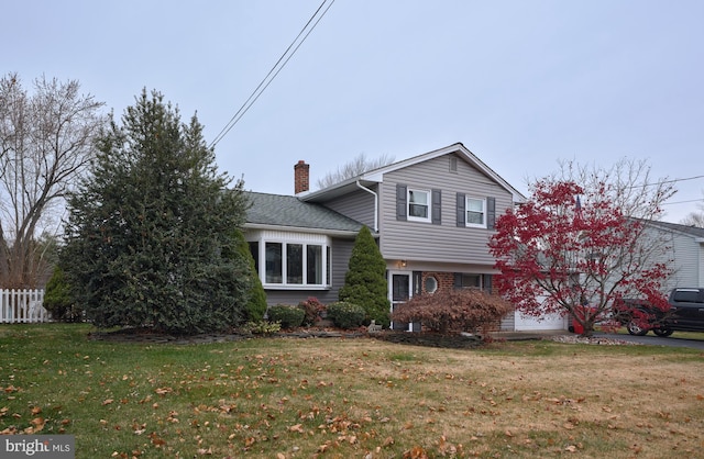 view of front of home featuring a front lawn