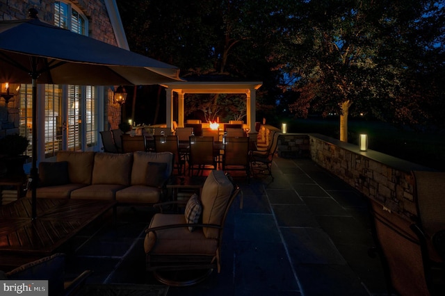 patio at night featuring an outdoor hangout area