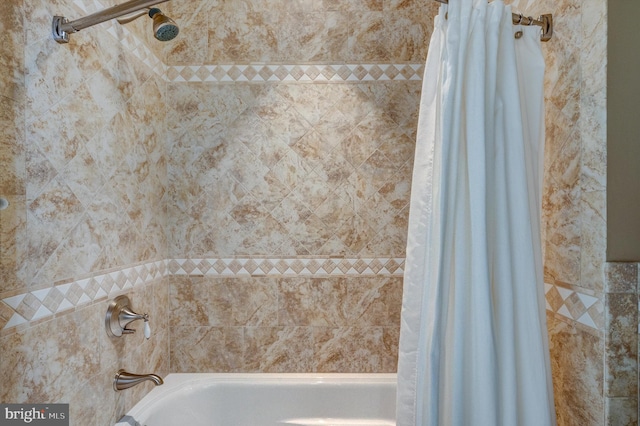 bathroom featuring shower / bath combo