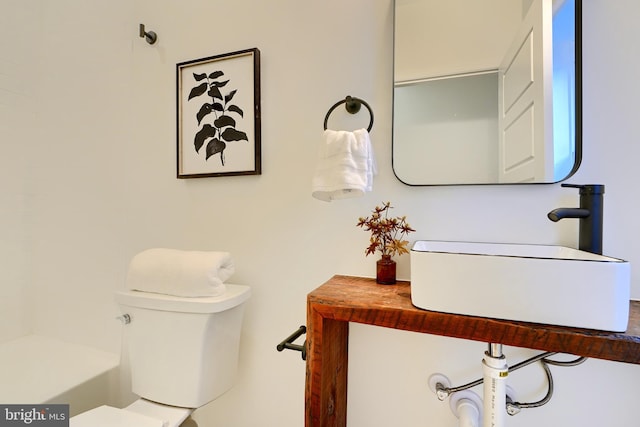 bathroom featuring toilet and sink