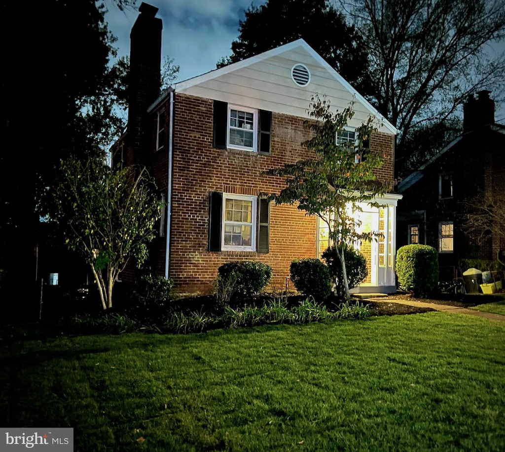 view of front of house featuring a front yard