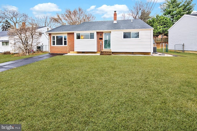 view of front of property featuring a front lawn