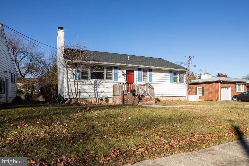 view of front of home featuring a front lawn