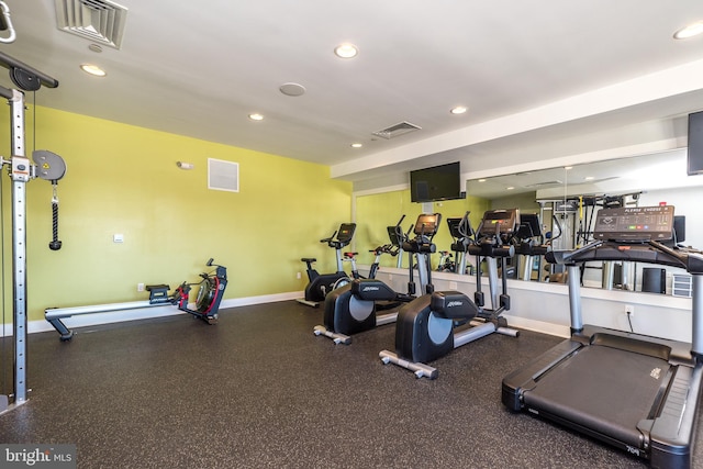 workout area featuring recessed lighting, visible vents, and baseboards