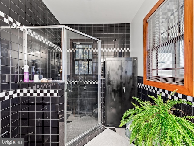 bathroom featuring tile walls