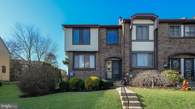 view of front of property featuring a front lawn