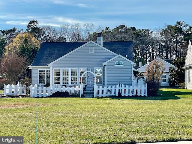 view of front of home featuring a front lawn