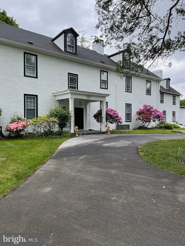 view of front of house featuring a front lawn