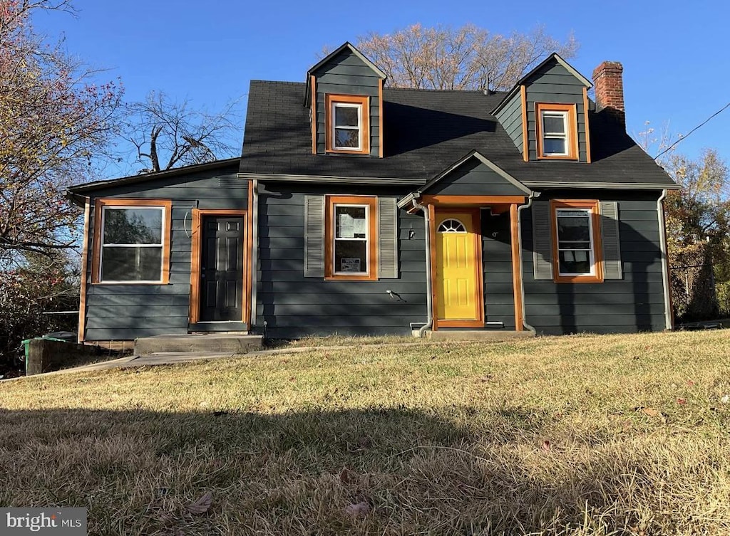 view of front facade featuring a front lawn