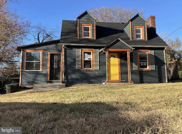 view of front facade featuring a front lawn