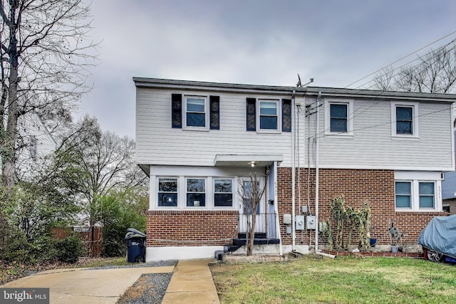 view of front of home featuring a front lawn