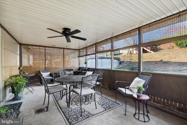 sunroom with ceiling fan