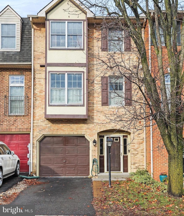 townhome / multi-family property featuring a garage