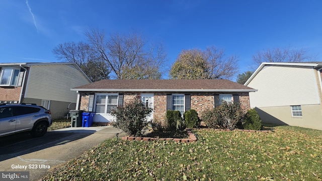 view of front of home featuring a front lawn