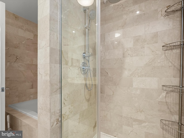 bathroom featuring a tile shower