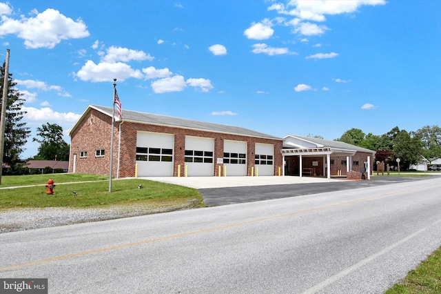 view of front facade featuring a garage and a front lawn