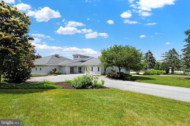 view of front of property featuring a front lawn