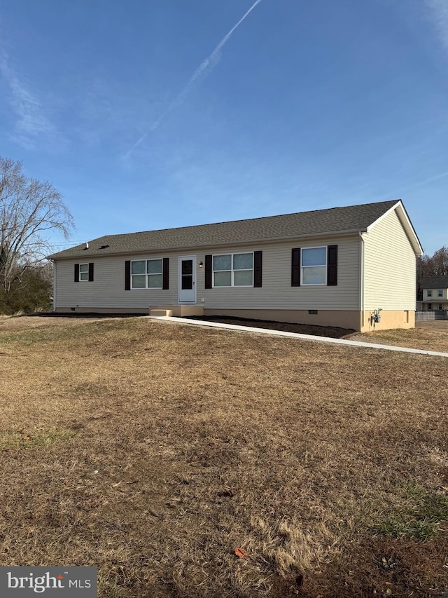 view of front facade with a front yard