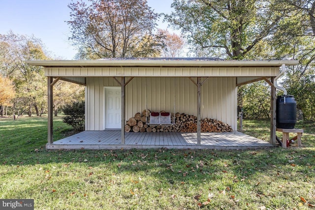 view of outdoor structure featuring a yard