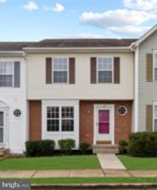 view of front of property with a front yard