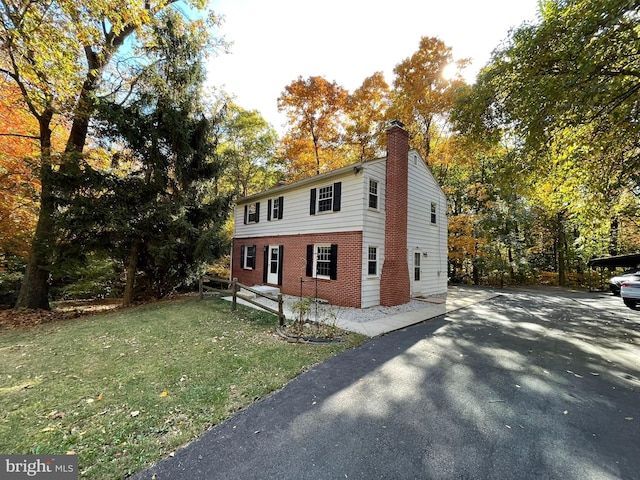 view of side of property featuring a yard