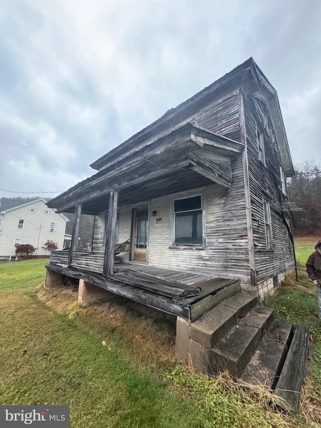 view of front facade with covered porch and a front yard