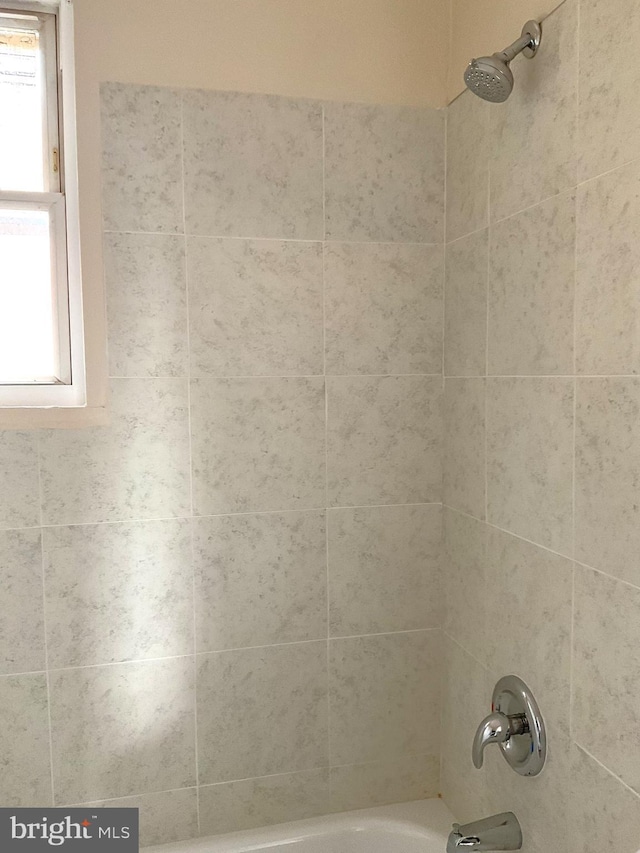 bathroom featuring tiled shower / bath combo